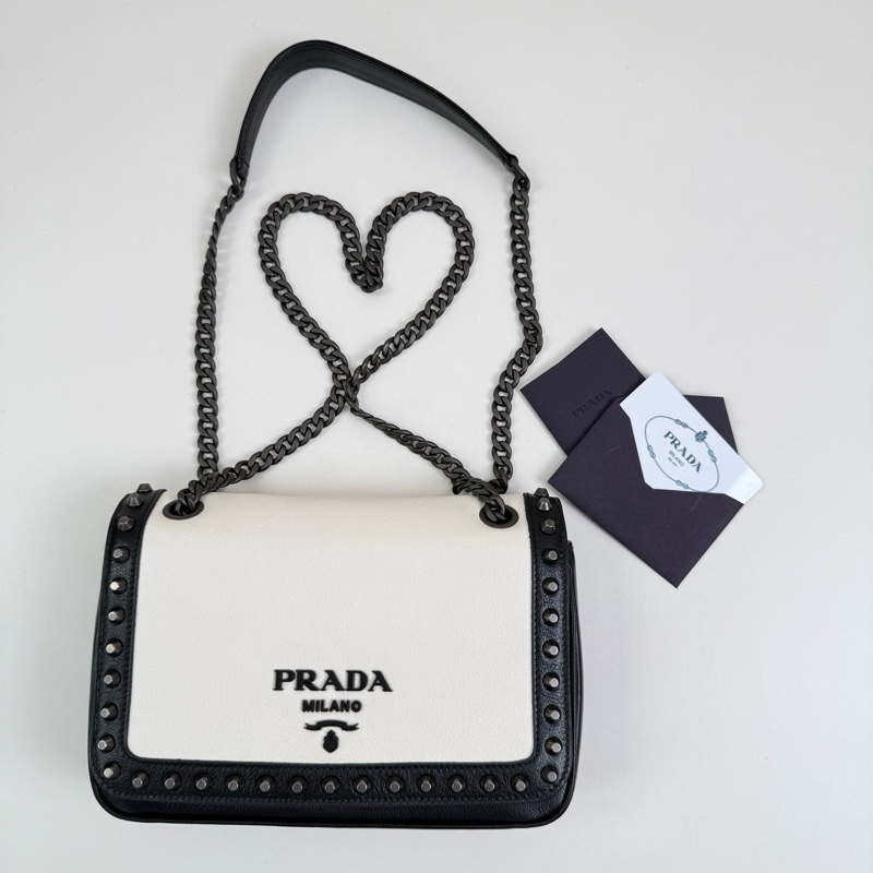 Prada/普拉達 鉚釘牛皮黑白鏈條斜挎包-2