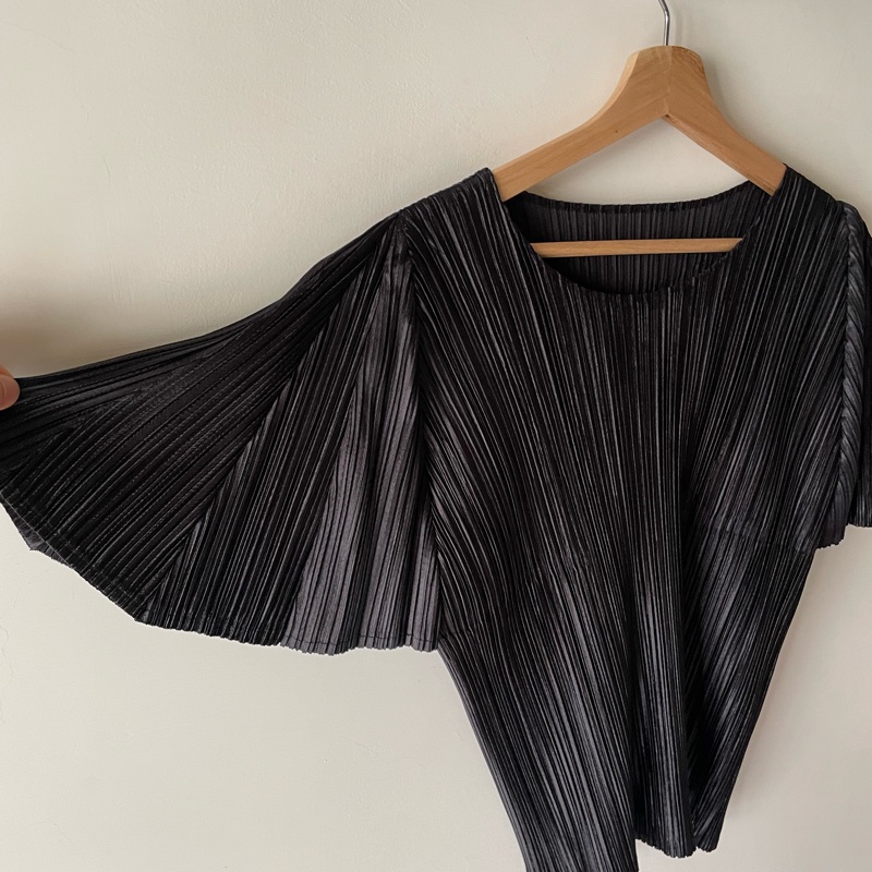 ▪️富貴選物FUGUEI▪️PP 三宅一生黑色緞面上衣 造型袖 傘狀袖 天使翅膀-1