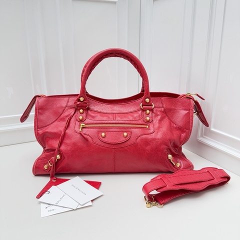 99新Balenciaga巴黎世家經典大號機車包 草莓紅金扣 復古油蠟皮自帶做舊光澤 金扣點綴貴氣十足 手提/斜挎雙