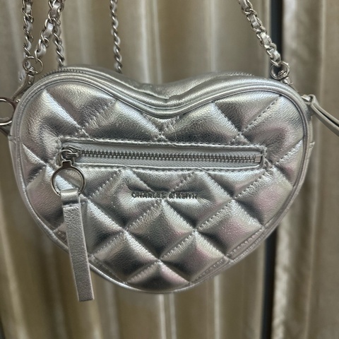 Charles &Keith 潮流銀色愛心包
