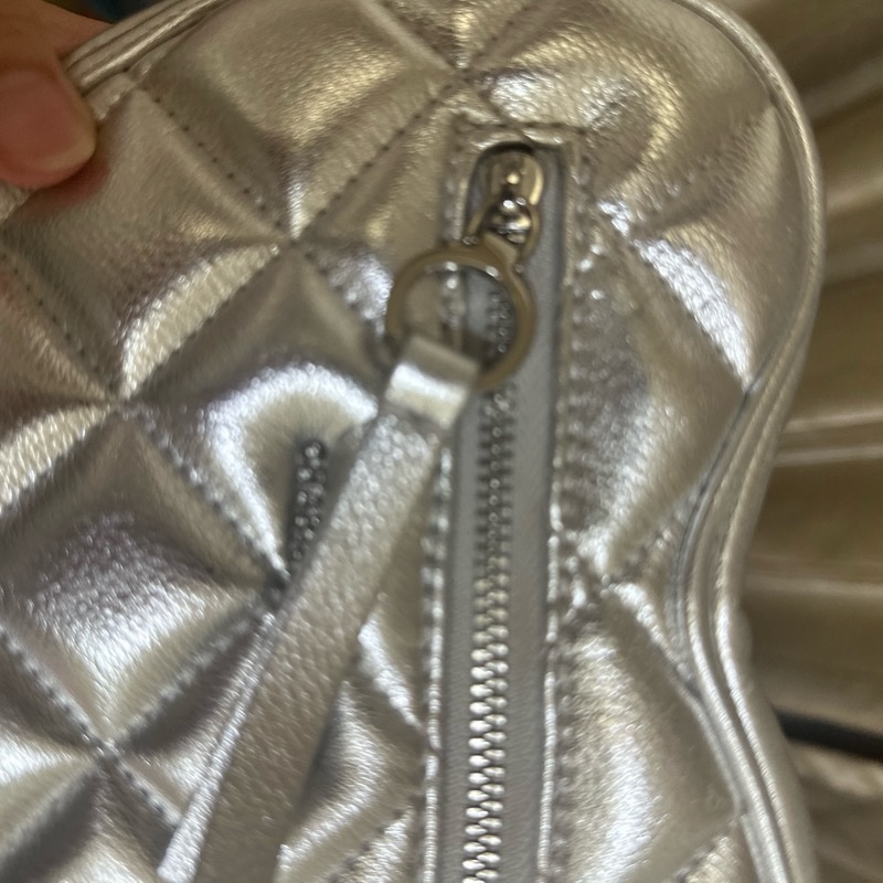 Charles &Keith 潮流銀色愛心包-1