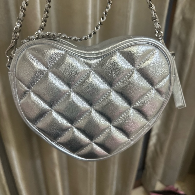 Charles &Keith 潮流銀色愛心包-2