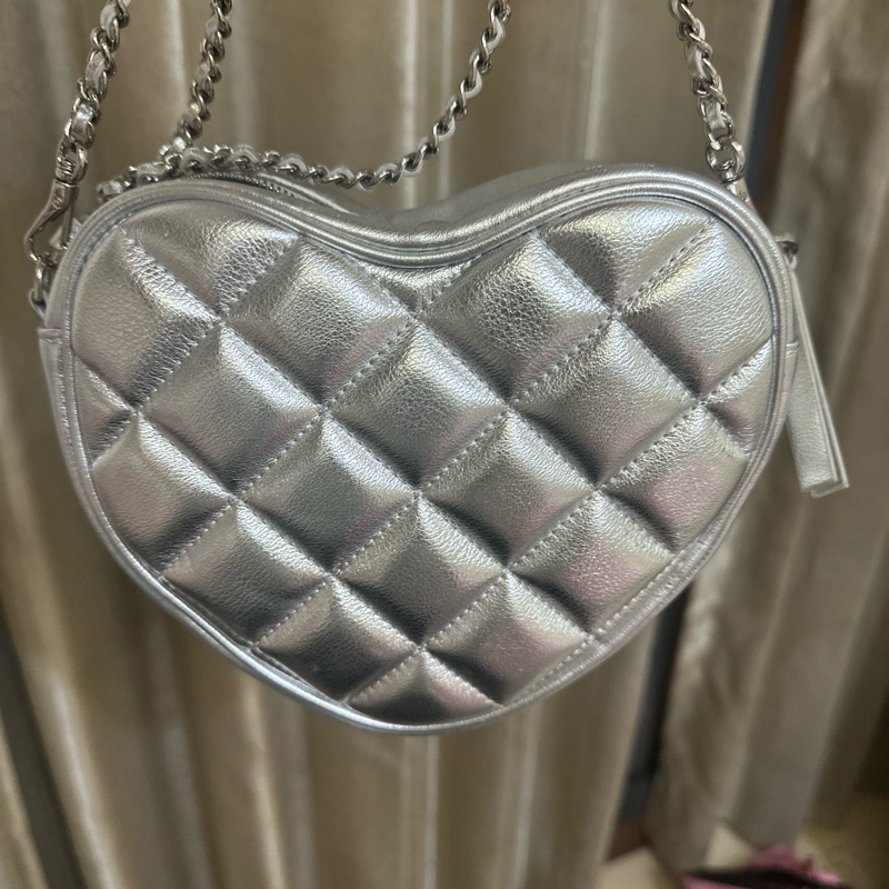 Charles &Keith 潮流銀色愛心包-6
