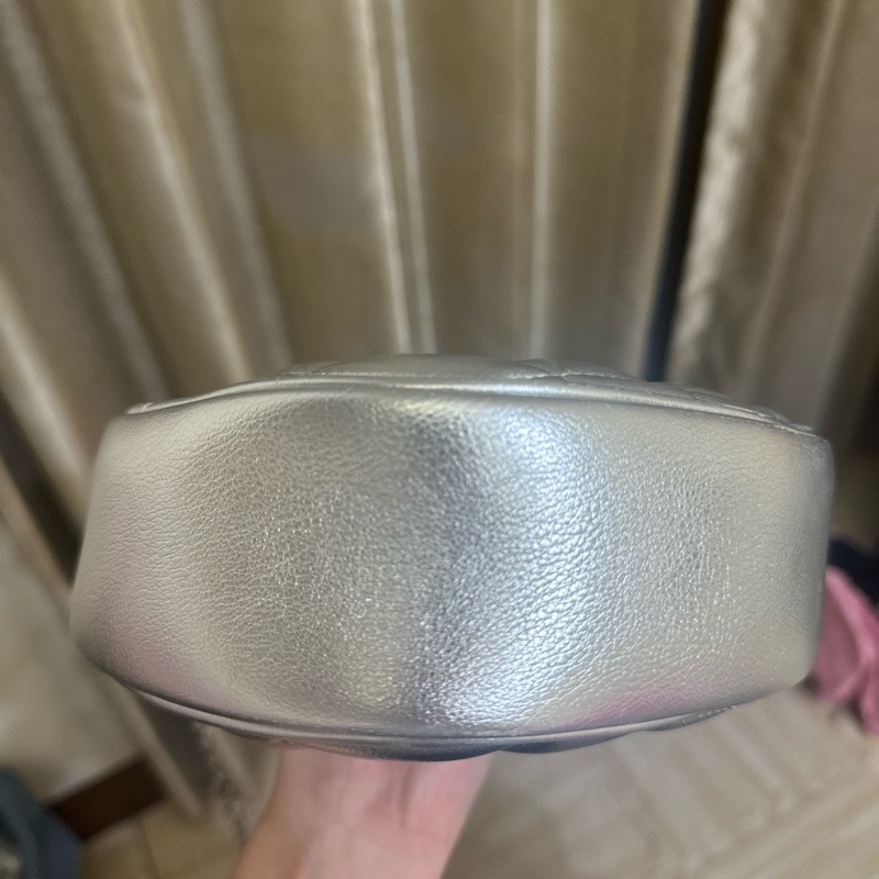 Charles &Keith 潮流銀色愛心包-7