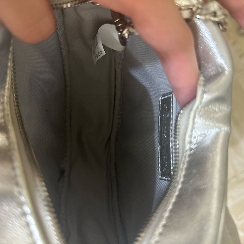 Charles &Keith 潮流銀色愛心包-8