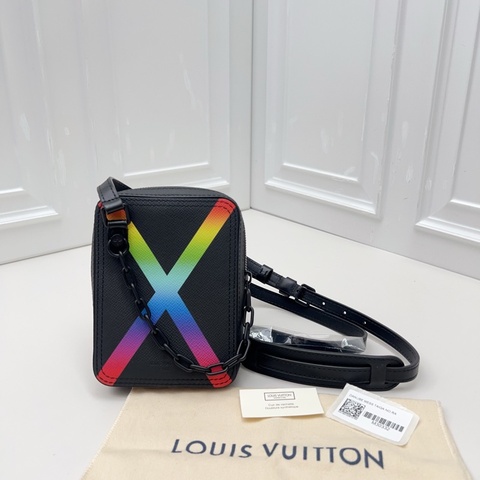 閒置新LV路易威登 春夏男裝秀款彩虹x郵差包 