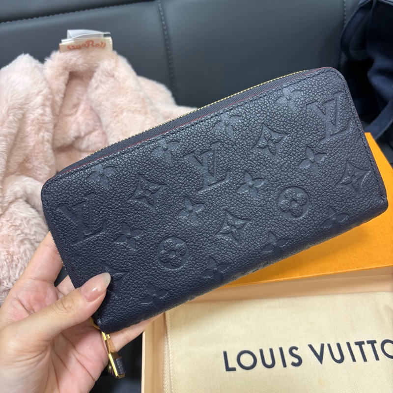 LV藍色牛皮老花壓紋拉鏈長夾-0
