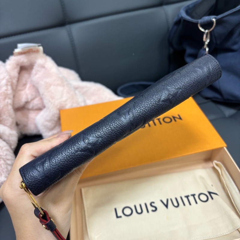 LV藍色牛皮老花壓紋拉鏈長夾-5