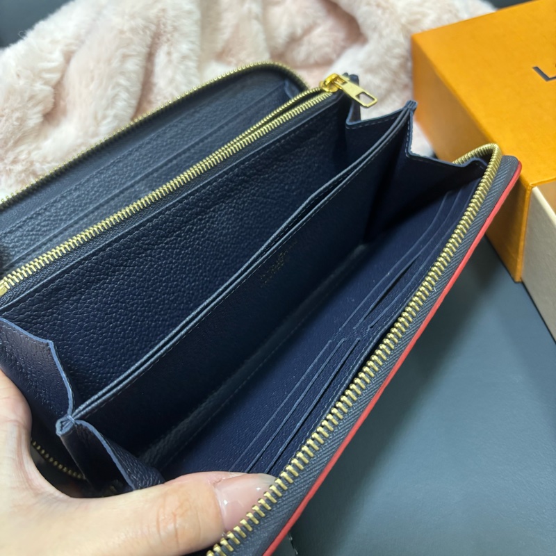 LV藍色牛皮老花壓紋拉鏈長夾-7