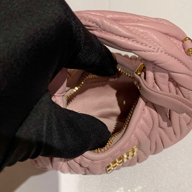 98新 miumiu 雪粉色超级mini Hobe包 單包 附件:肩帶-7
