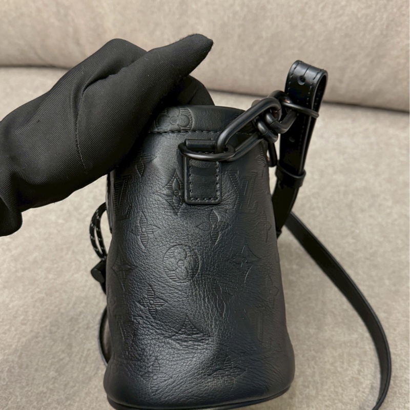 LV黑壓紋小水桶包-4