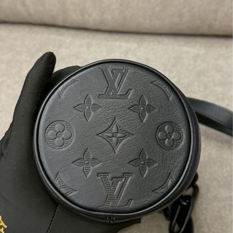 LV黑壓紋小水桶包-6