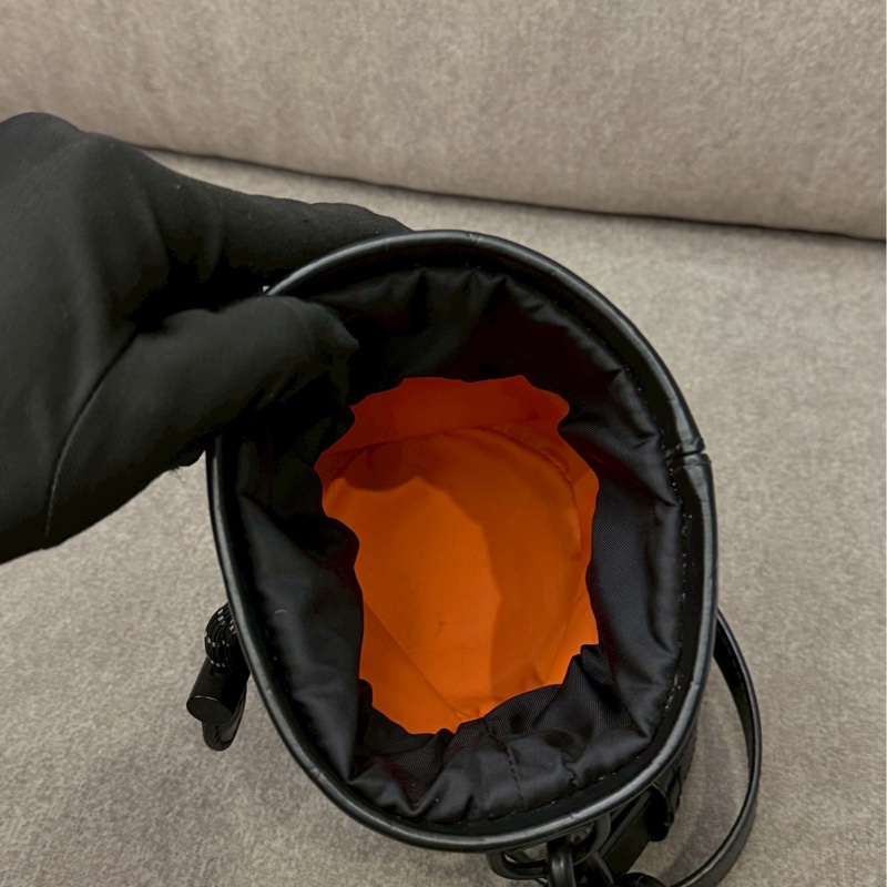 LV黑壓紋小水桶包-7