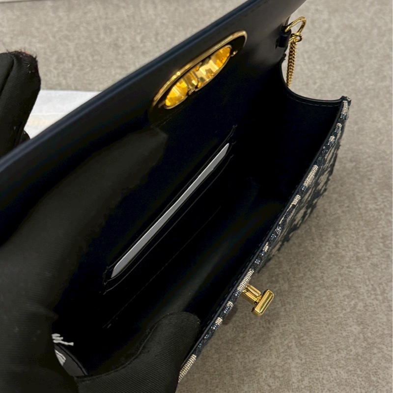 DIOR經典老花掀蓋側背包-5