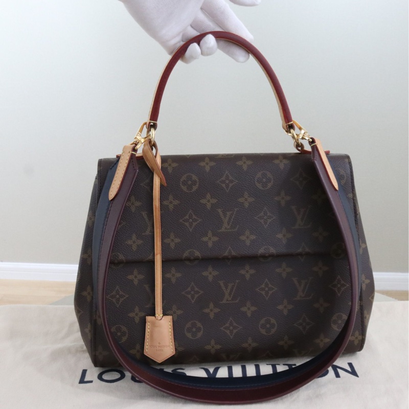 Louis Vuitton Cluny 中號，僅輕微使用，一處輕微吸色如圖， 尺寸32*24*12.5，配件防塵袋。-0
