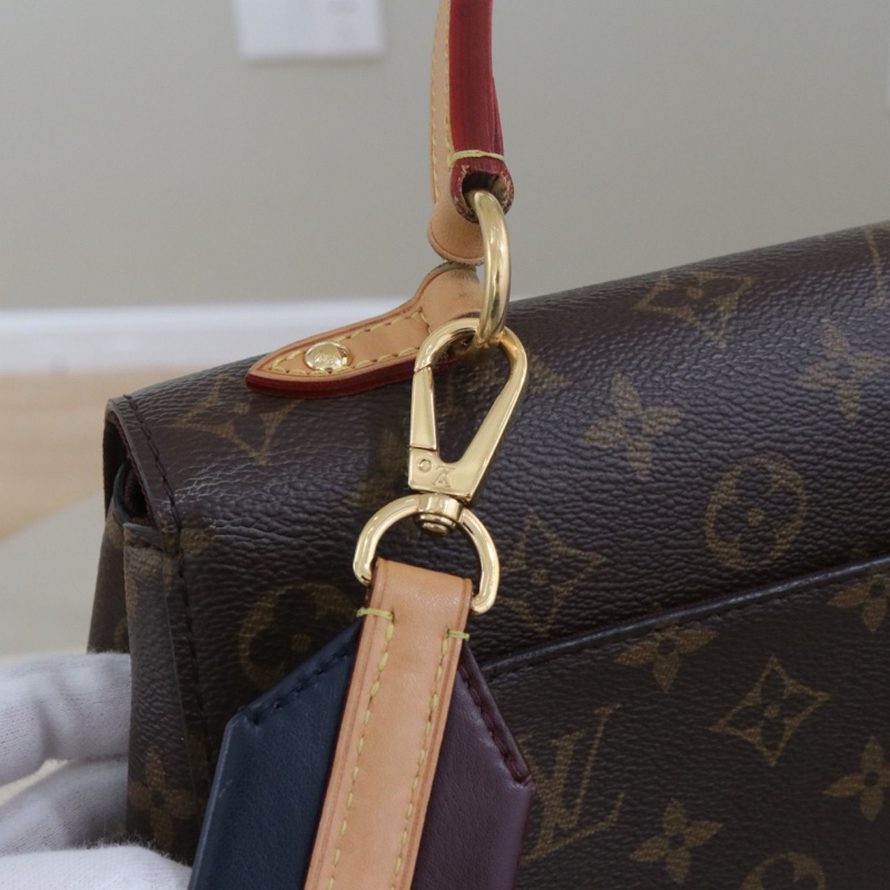 Louis Vuitton Cluny 中號，僅輕微使用，一處輕微吸色如圖， 尺寸32*24*12.5，配件防塵袋。-6