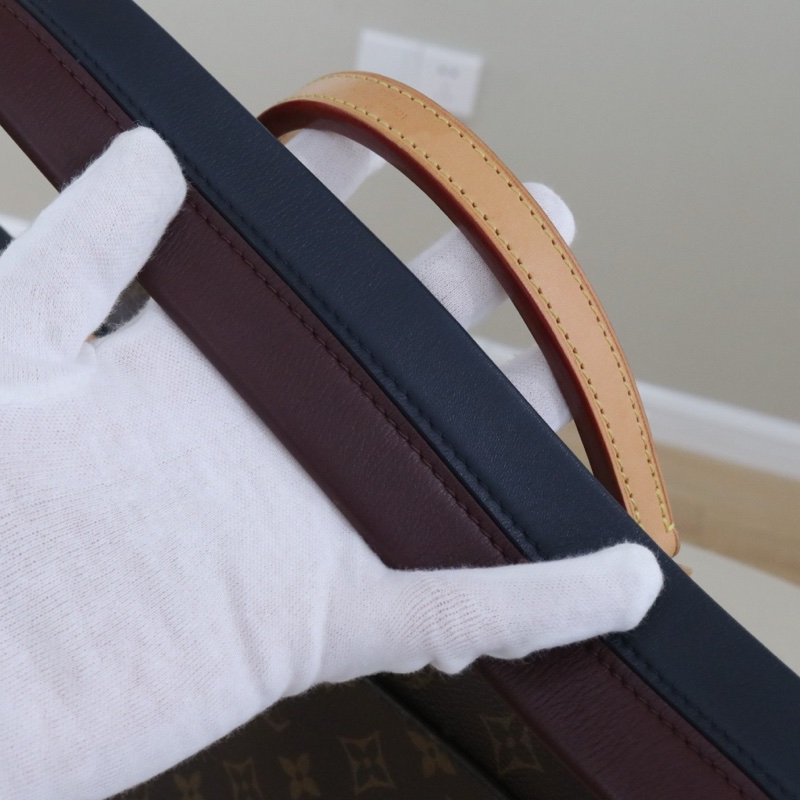 Louis Vuitton Cluny 中號，僅輕微使用，一處輕微吸色如圖， 尺寸32*24*12.5，配件防塵袋。-8