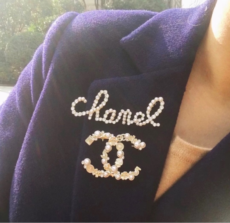 【一秒衣服變成大牌🤩一物多用✨全網最低價‼️】Chanel 19K珍珠萊茵石 珍珠水晶 字母 胸針-0