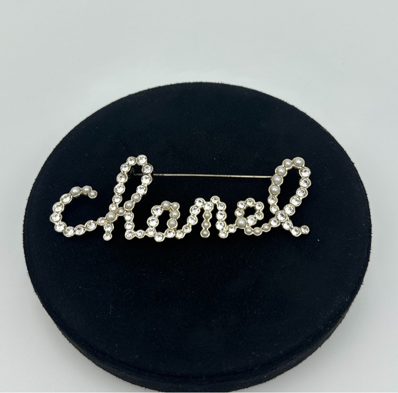 【一秒衣服變成大牌🤩一物多用✨全網最低價‼️】Chanel 19K珍珠萊茵石 珍珠水晶 字母 胸針-2