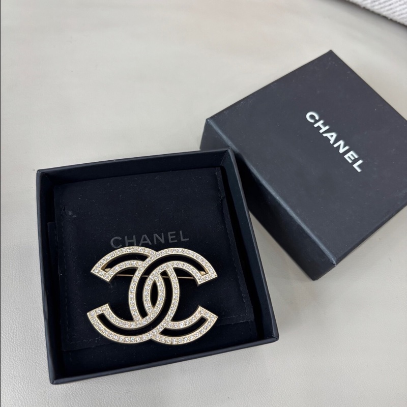 【四季適用✨約會聚餐必備‼️】Chanel 滿鑽鏤空雙C胸針-0