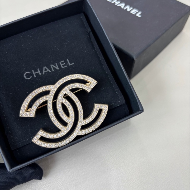 【四季適用✨約會聚餐必備‼️】Chanel 滿鑽鏤空雙C胸針-1