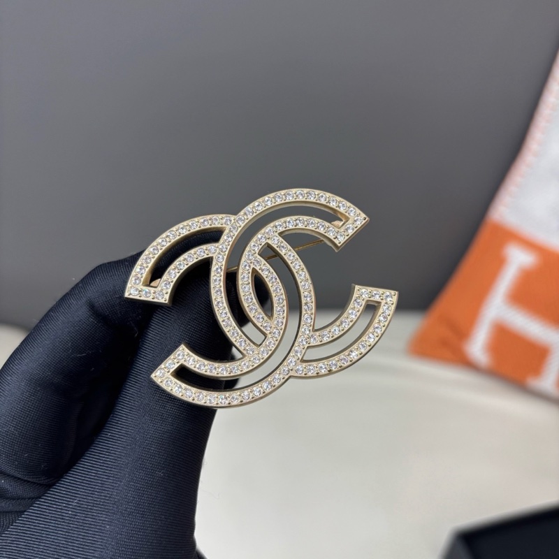【四季適用✨約會聚餐必備‼️】Chanel 滿鑽鏤空雙C胸針-3