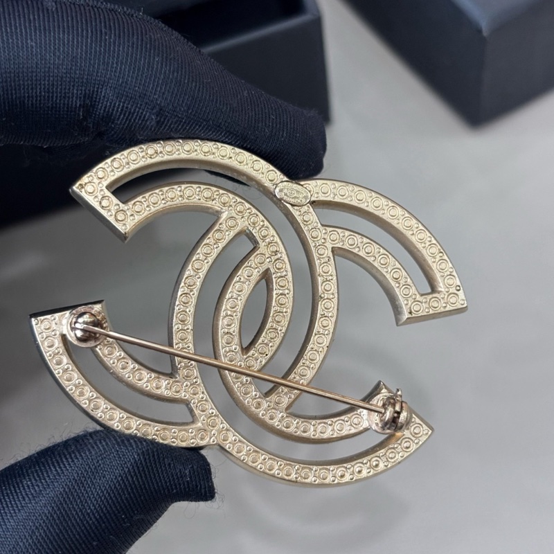 【四季適用✨約會聚餐必備‼️】Chanel 滿鑽鏤空雙C胸針-4