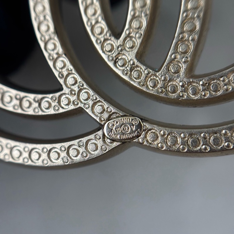 【四季適用✨約會聚餐必備‼️】Chanel 滿鑽鏤空雙C胸針-5
