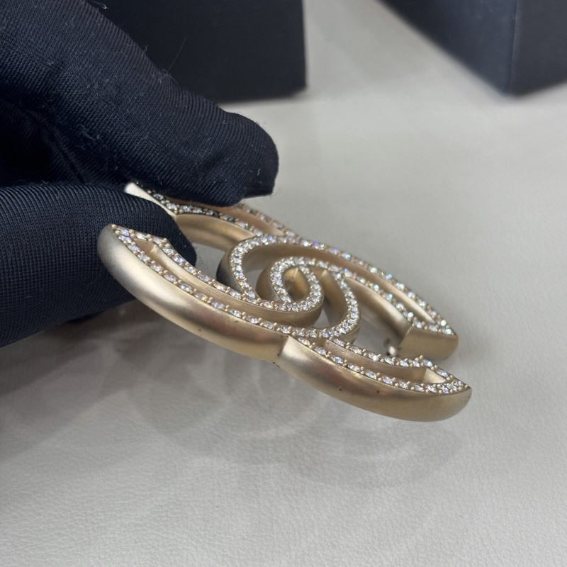 【四季適用✨約會聚餐必備‼️】Chanel 滿鑽鏤空雙C胸針-6