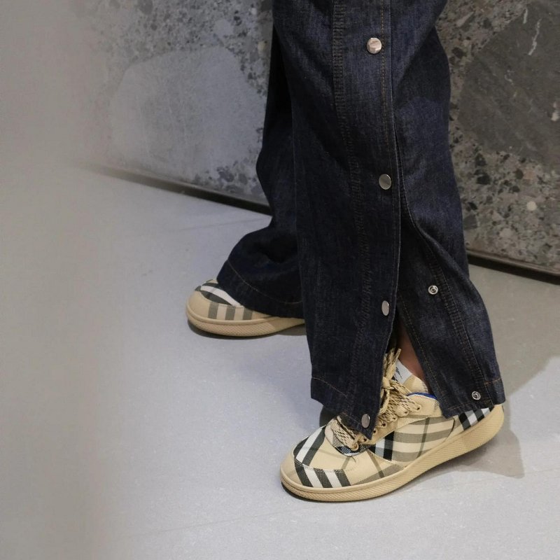 💎Han's house精品服飾💎BURBERRY 格紋鞋 原價23300-9