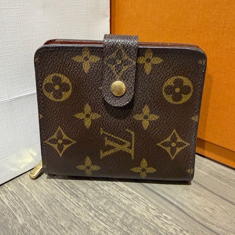 Lv 絕版扣式短夾