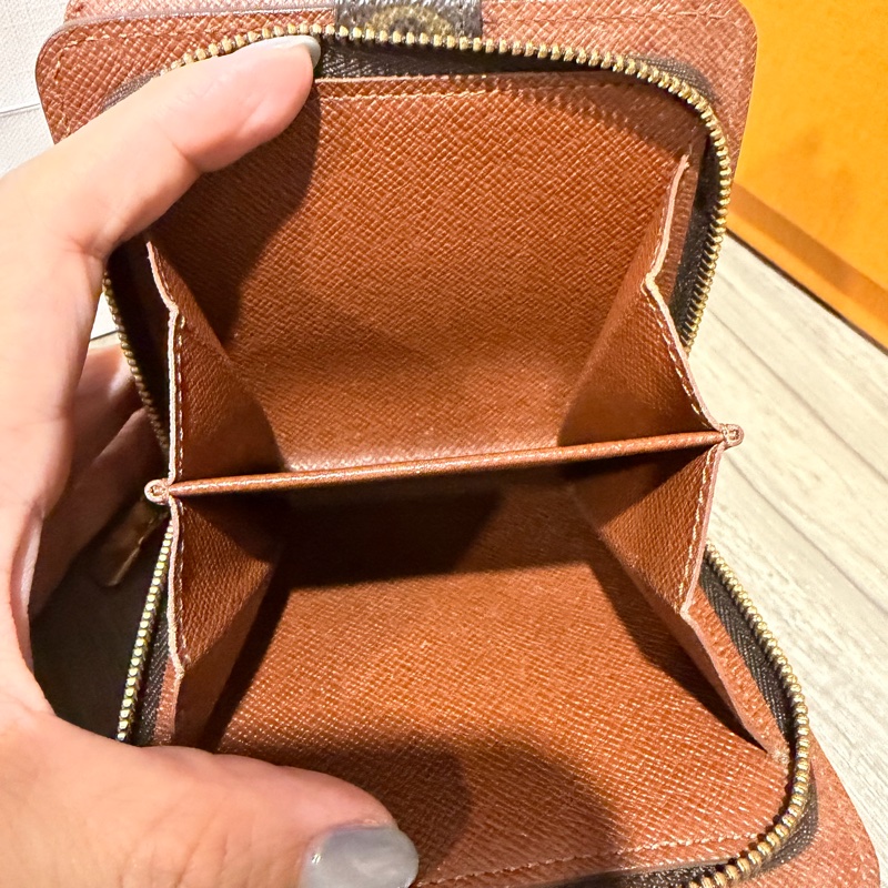 Lv 絕版扣式短夾-4