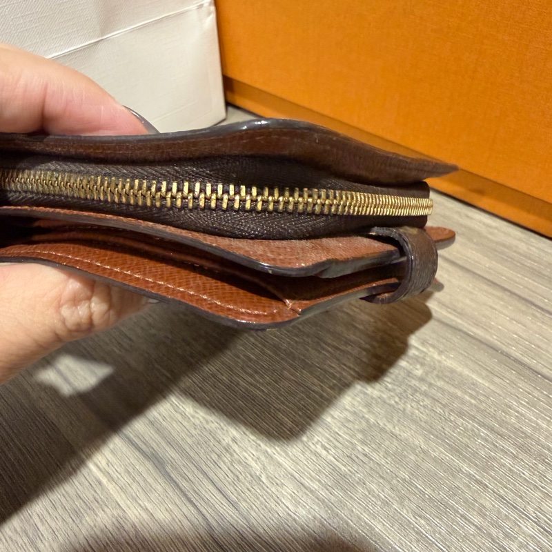 Lv 絕版扣式短夾-9