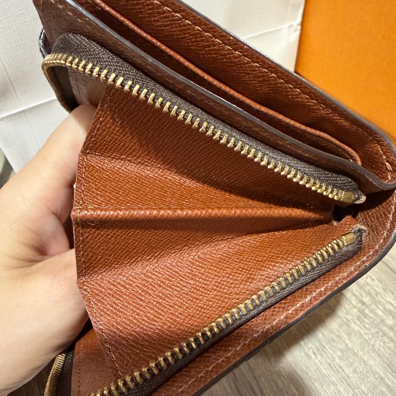 Lv 絕版扣式短夾-13