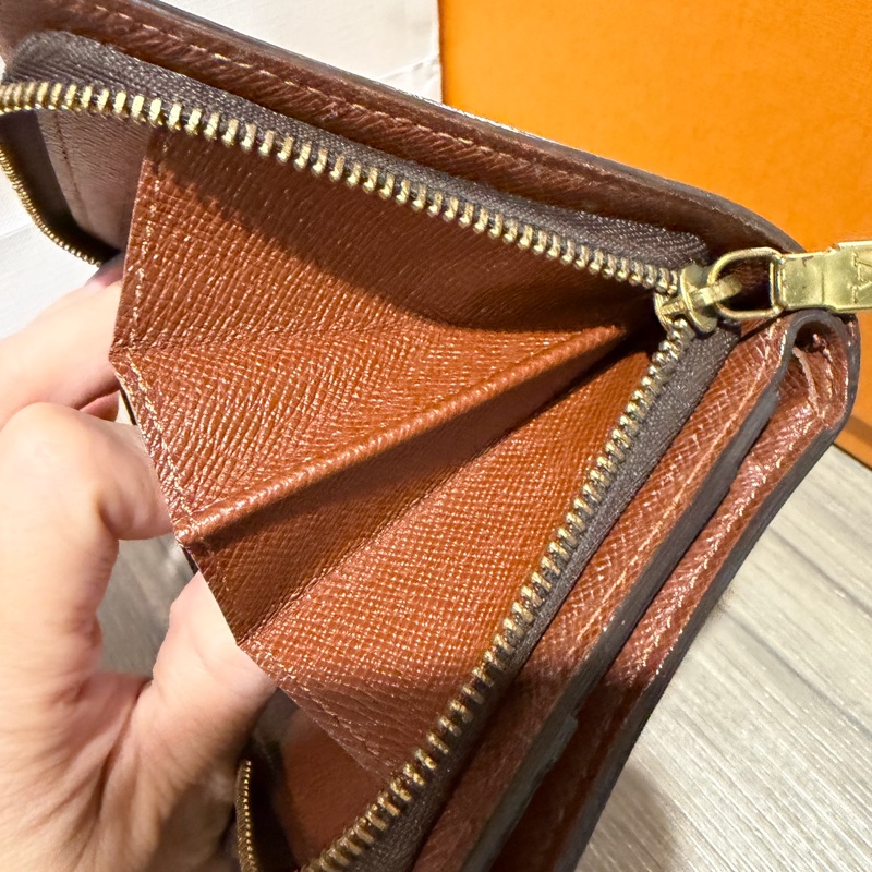 Lv 絕版扣式短夾-14