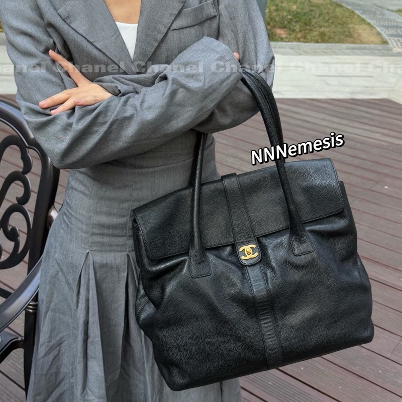 ✨Chanel 黑金魚子醬 tote xxl機場包 很時髦的大包🖤-0