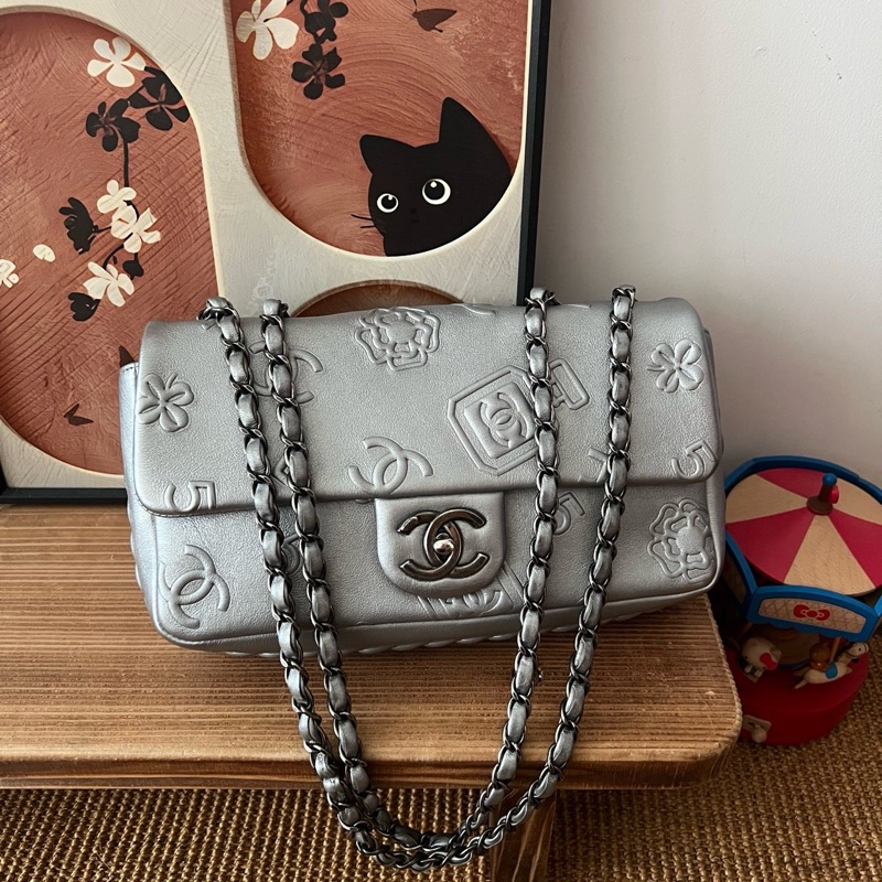 ✨Chanel 太空銀浮雕CF 鏈條可調節 四季百搭🩶-3