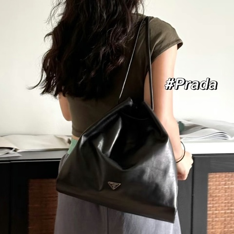 ✨Prada 黑色羊皮垃圾袋 超有個性 超級酷😎