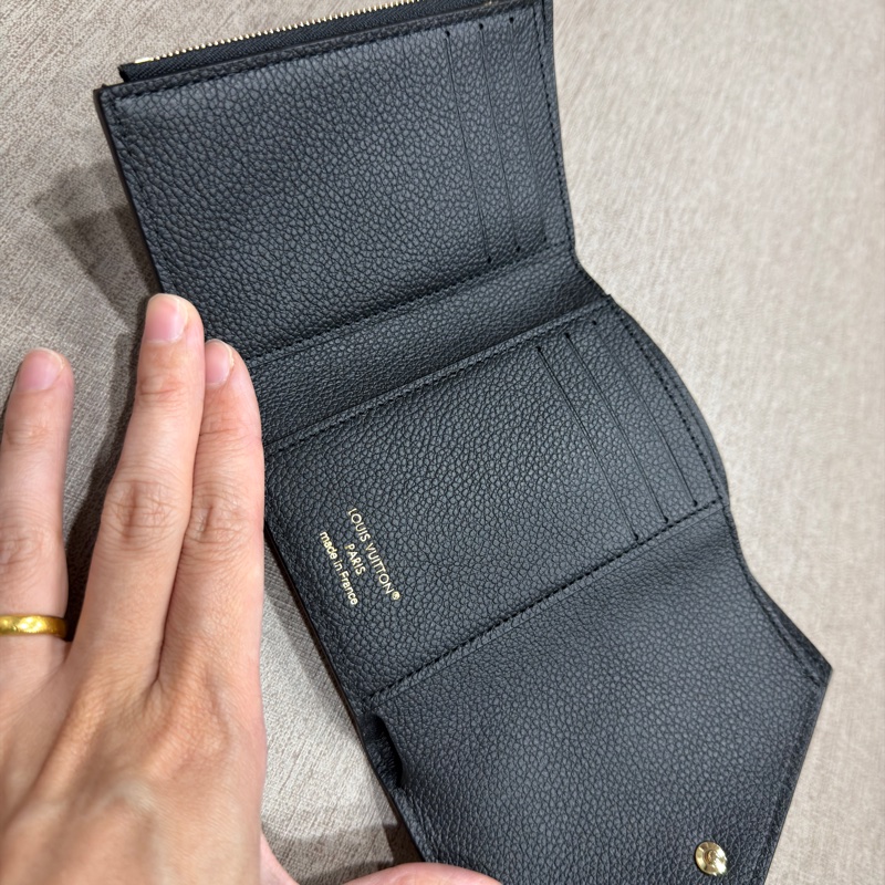 LOUIS VUITTON Victorine 錢包-6