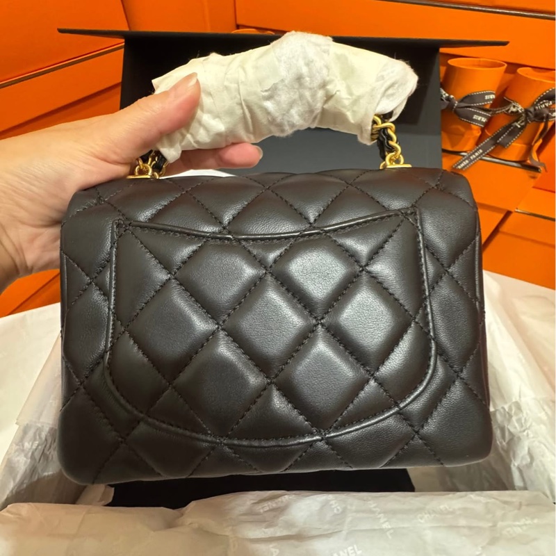 CHANEL 22B 琺瑯鏈條羊皮方胖子 ⛓️-4