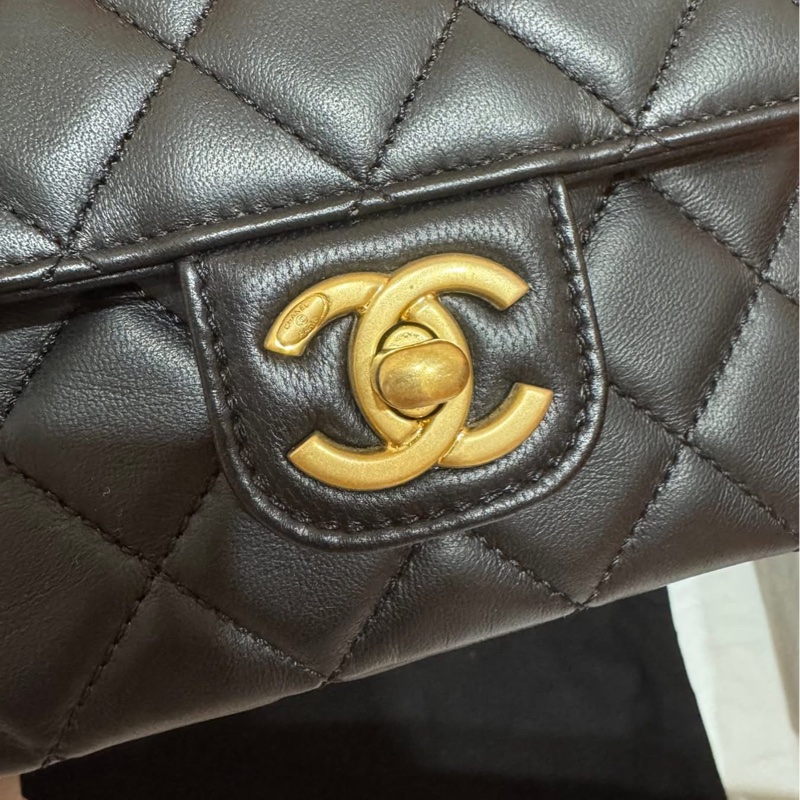 CHANEL 22B 琺瑯鏈條羊皮方胖子 ⛓️-7