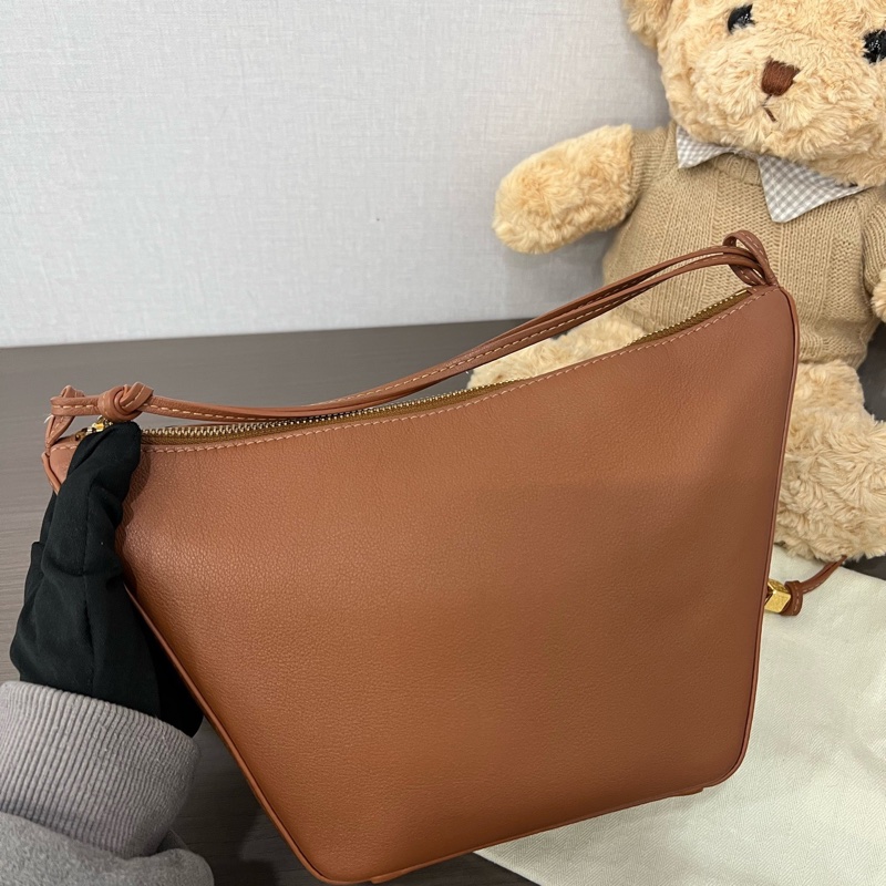 Loewe/羅意威 hobo棕色牛皮手提包 編碼23 16*17-1