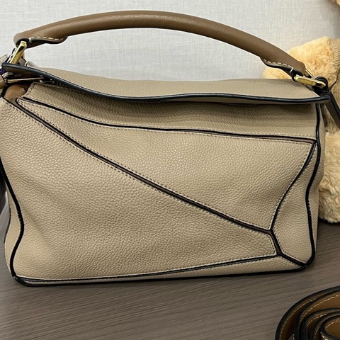 Loewe/羅意威 沙色小號puzzle幾何包 19編碼 底長24。