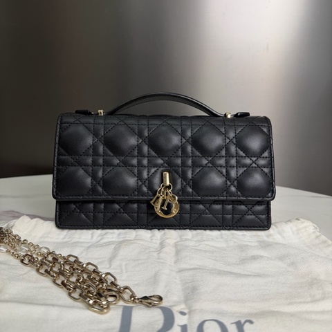 DIOR迪奥黑色淡金扣，菱格纹可拆卸珠宝链翻盖闭合，单肩斜挎手提包，尺寸:21x4x12，