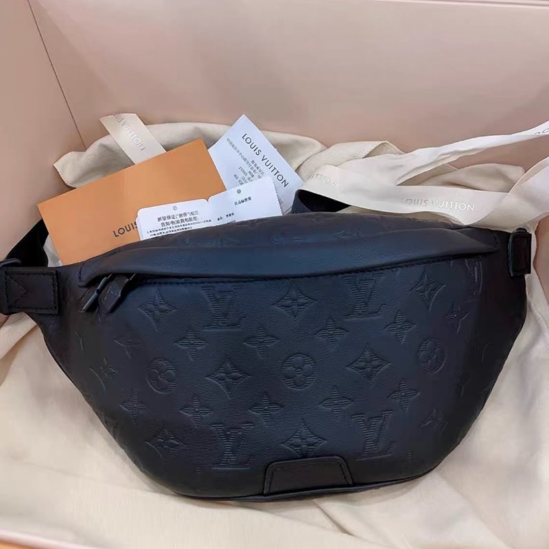 Lv Discovery 全皮壓紋黑色牛皮胸包 99新配件齊全-2