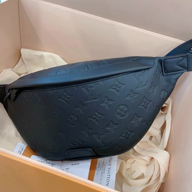Lv Discovery 全皮壓紋黑色牛皮胸包 99新配件齊全-3