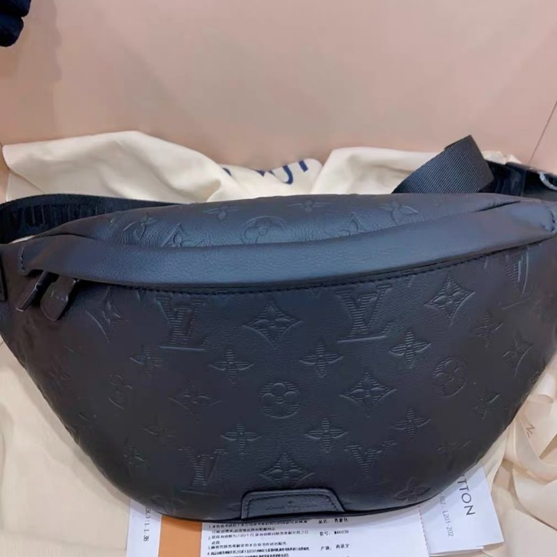 Lv Discovery 全皮壓紋黑色牛皮胸包 99新配件齊全-4