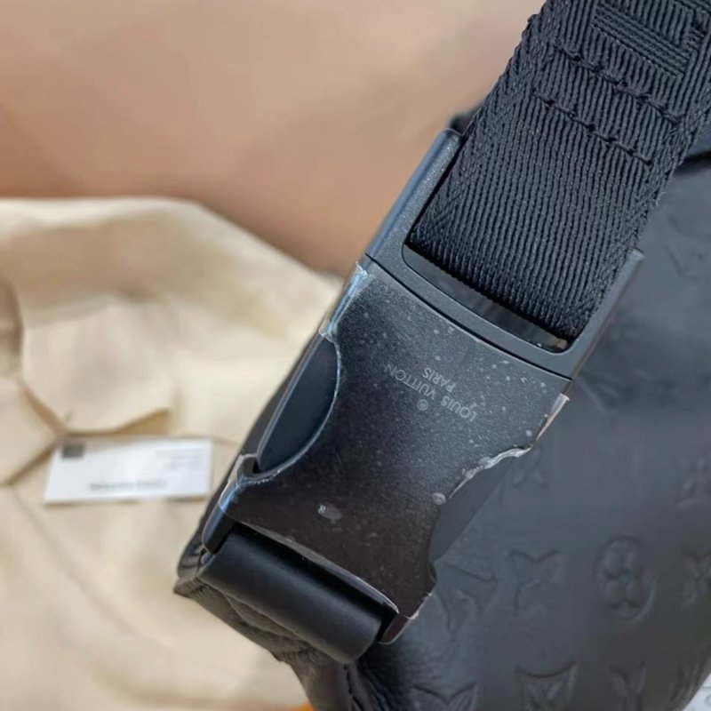 Lv Discovery 全皮壓紋黑色牛皮胸包 99新配件齊全-5