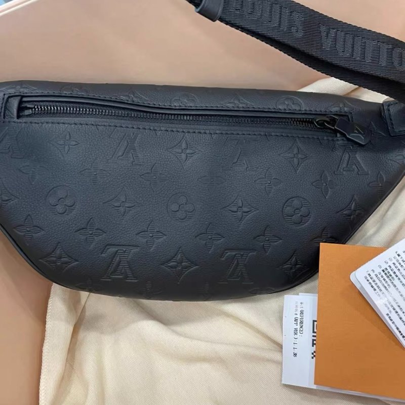 Lv Discovery 全皮壓紋黑色牛皮胸包 99新配件齊全-6