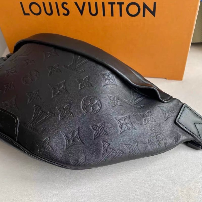 Lv Discovery 全皮壓紋黑色牛皮胸包 99新配件齊全-7